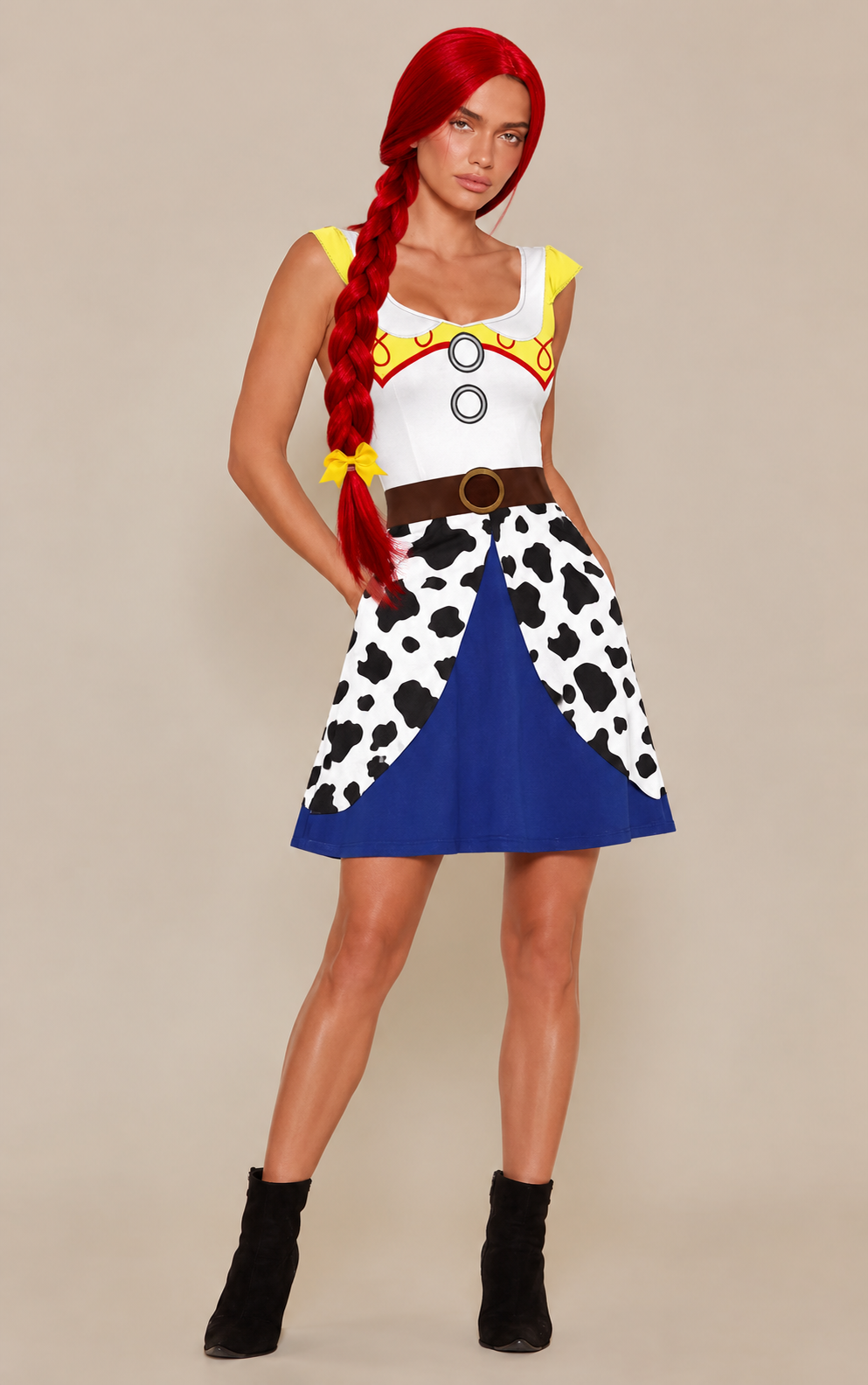 Disfraz de vaquera inspirado en Jessie de Toy Story con vestido azul, estampado de vaca y peluca roja trenzada.