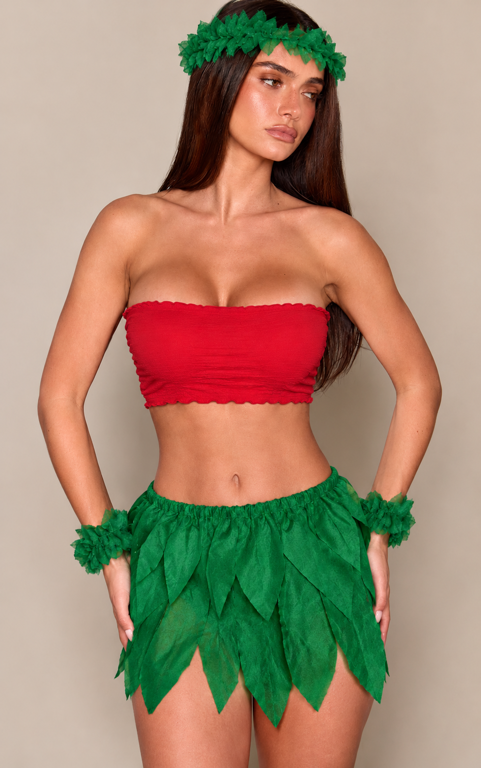 Look inspirado en Lilo con top rojo sin tirantes, falda verde de hojas y accesorios de hojas verdes.