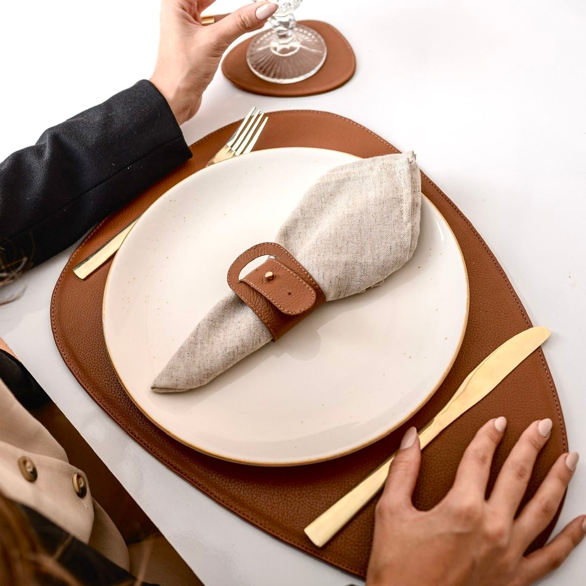 Individual café con plato y servilleta de ambientación