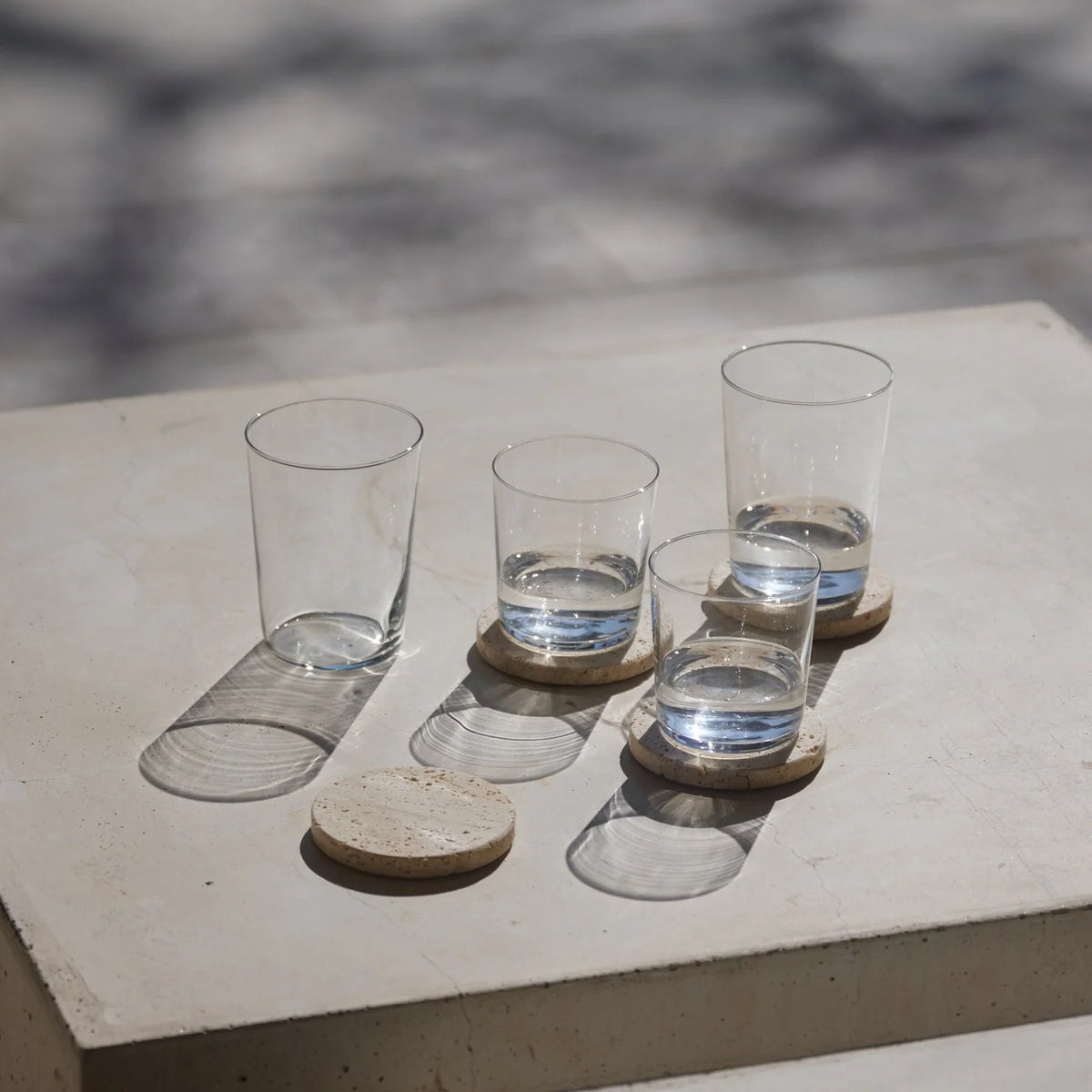 Posavasos beige en uso con vasos, vasos no incluidos