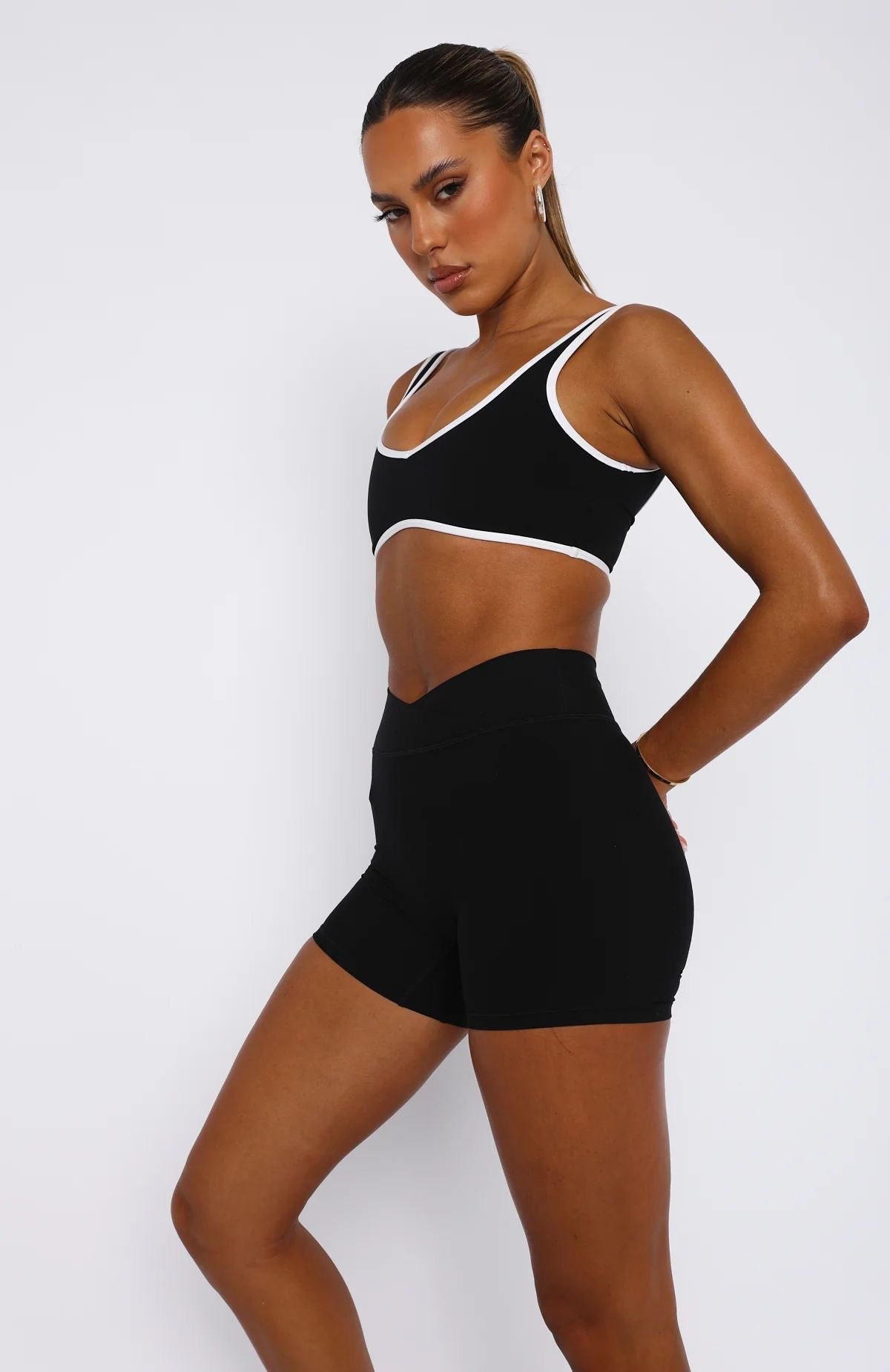 Top Deportivo Negro Detalles Blancos Mi tienda
