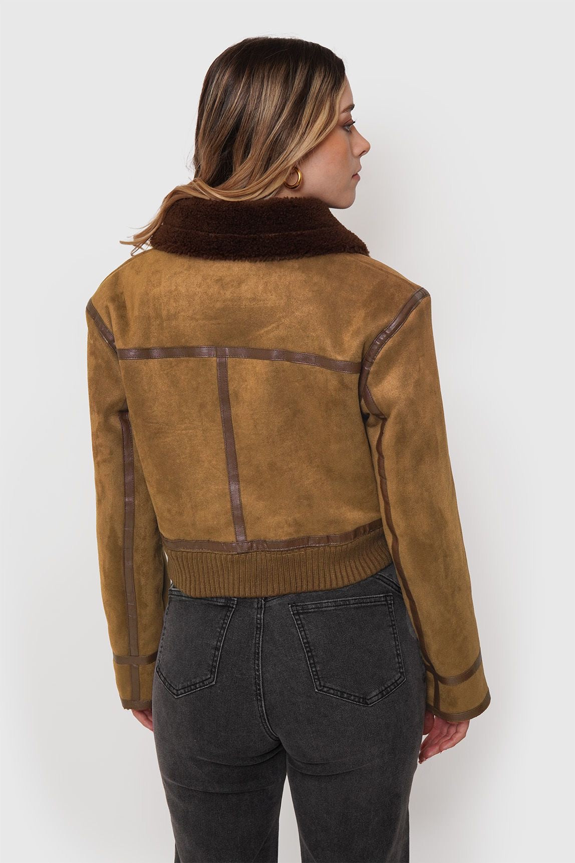 Chaqueta café mujer moderna