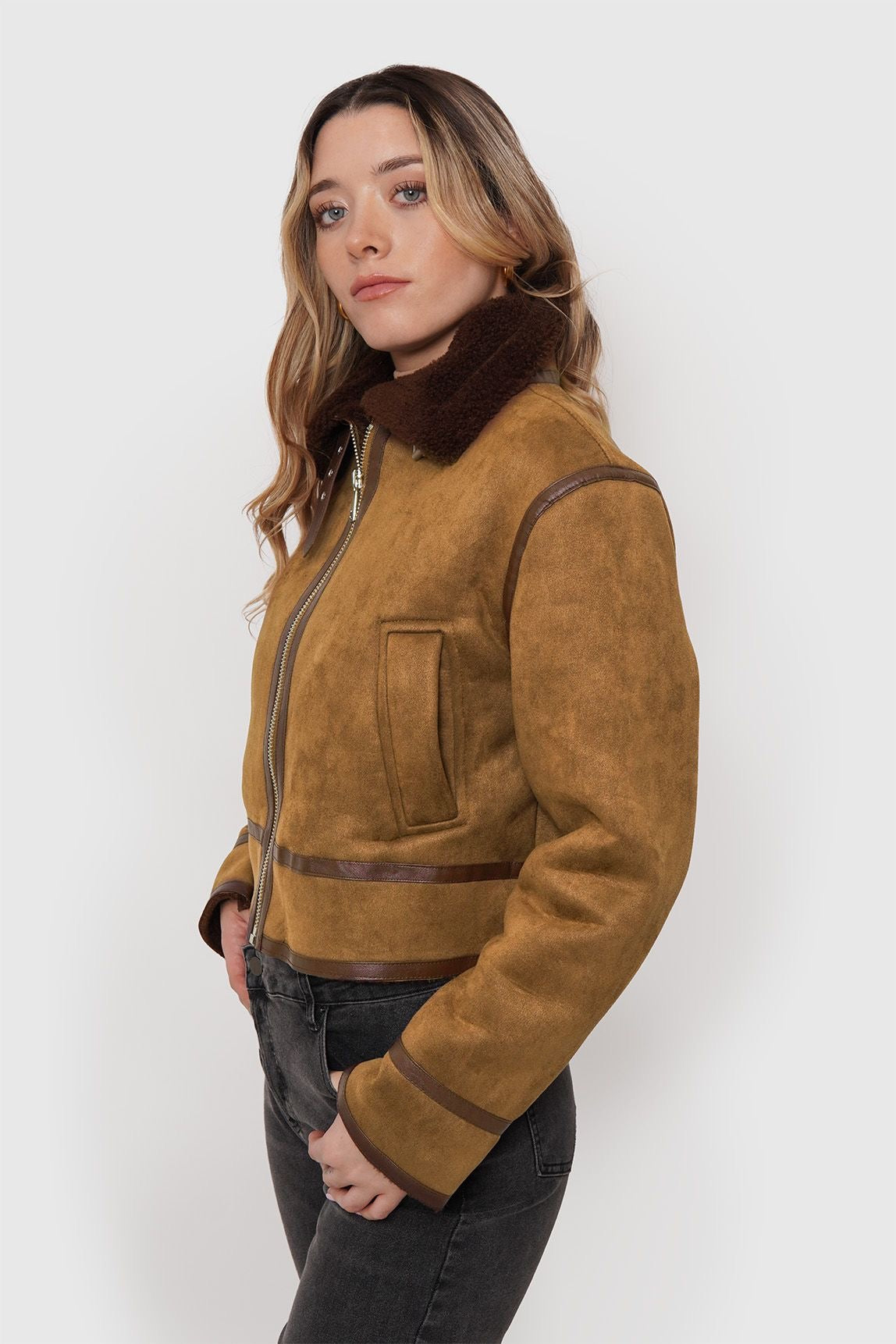 Chaqueta café mujer moderna