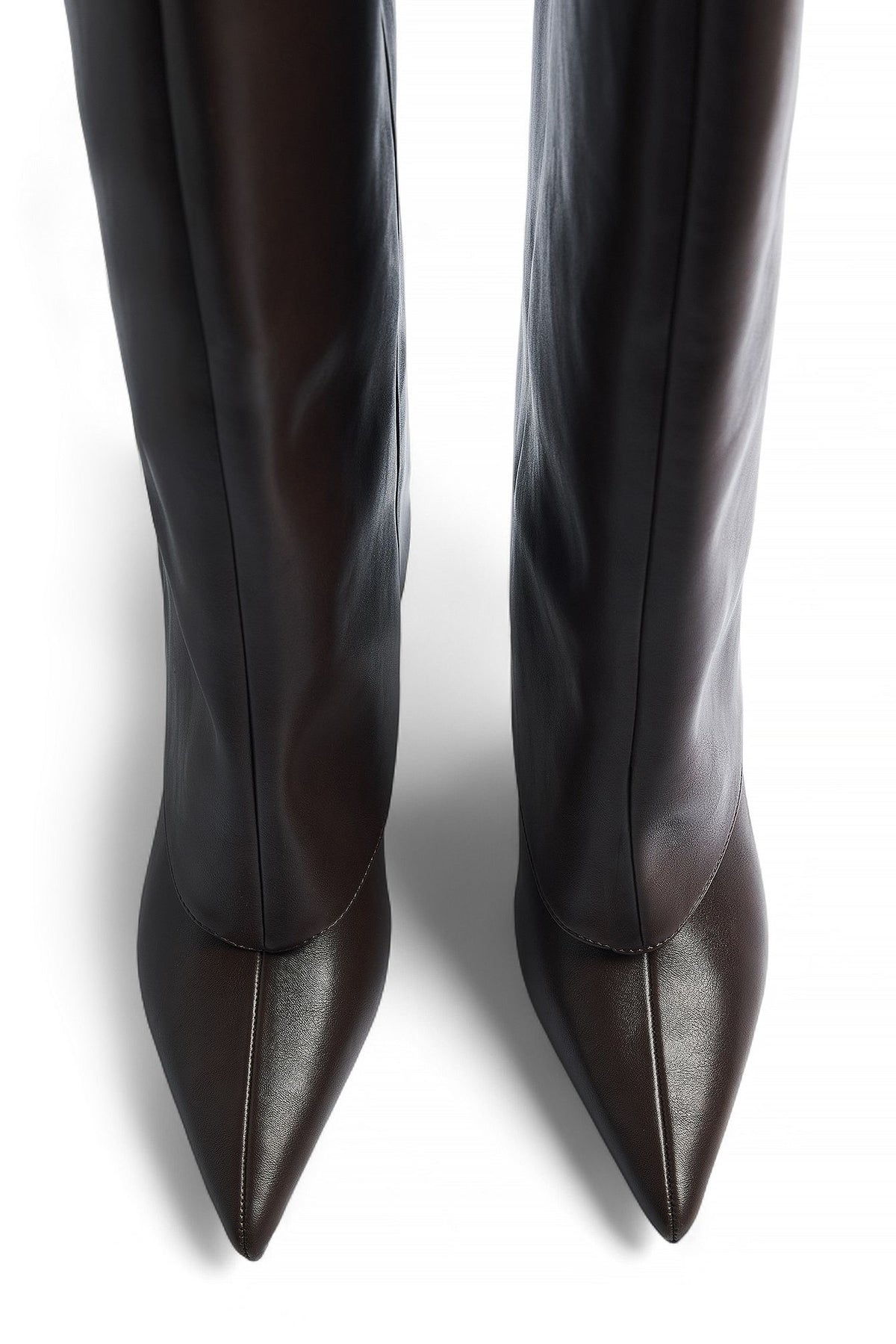 Botas café combinadas con abrigo