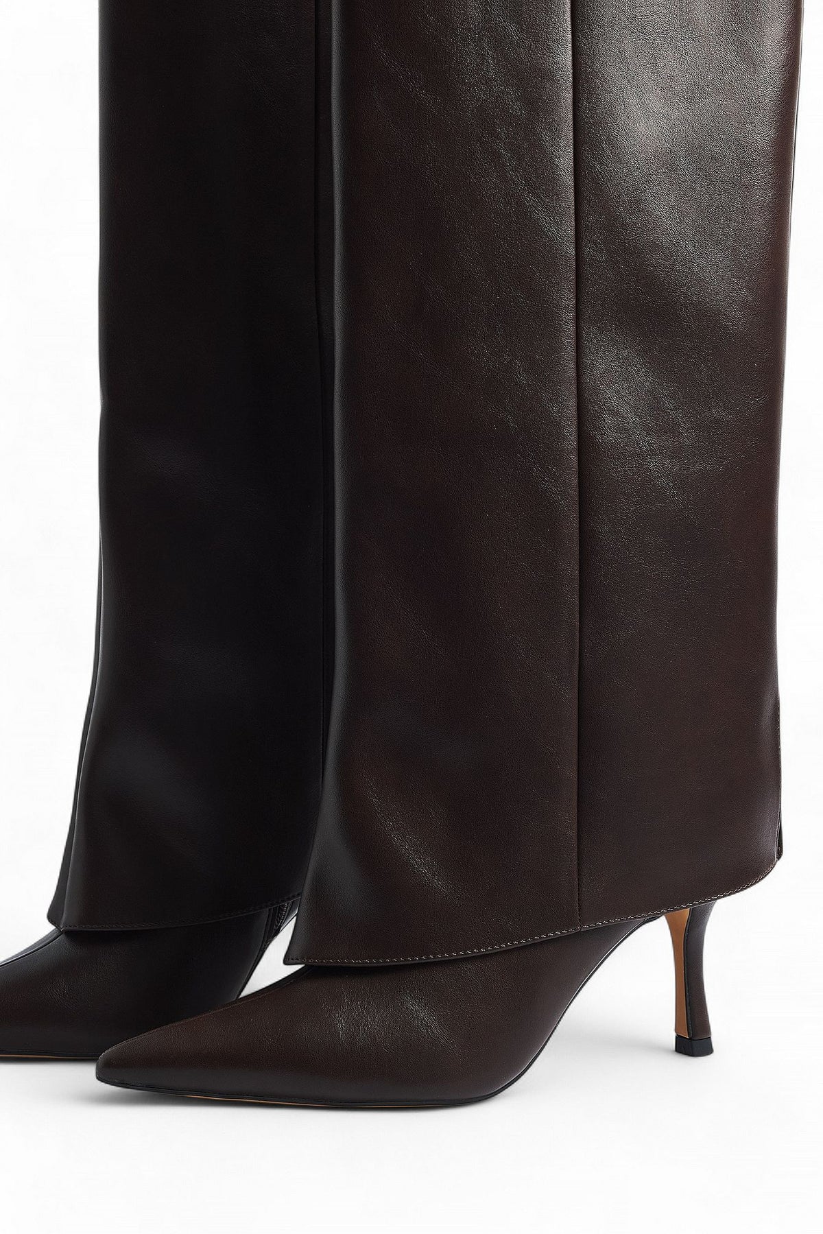 Detalle de las botas café