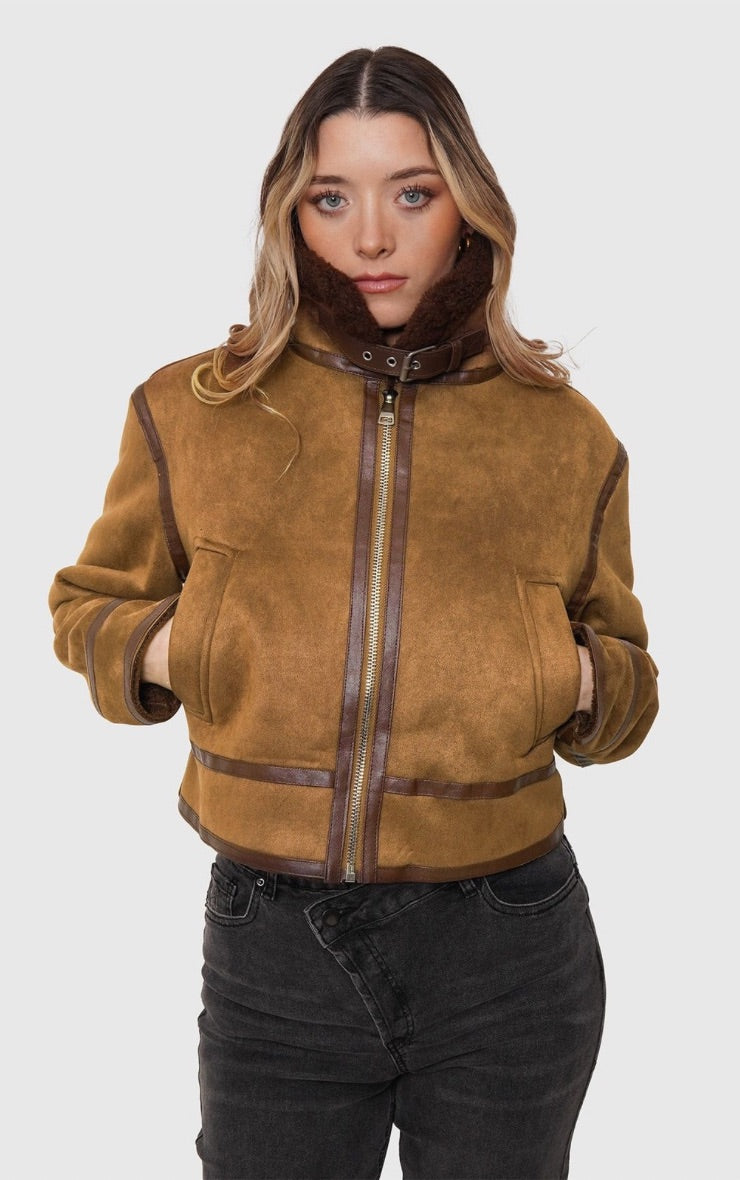 Chaqueta café mujer moderna