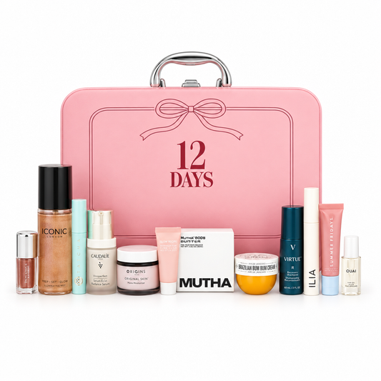 Calendario de adviento de 12 días con estuche rosa y productos de belleza sobre fondo blanco