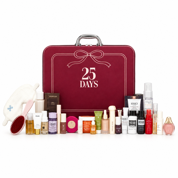 Calendario de adviento de 25 días con estuche burdeos y productos de belleza sobre fondo blanco