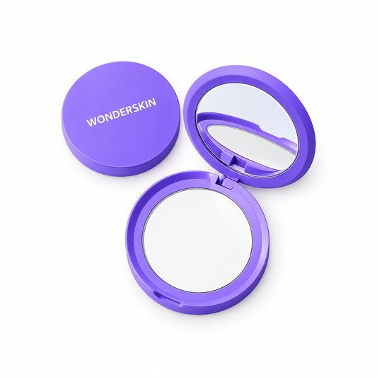Polvo fijador translúcido Wonderskin en estuche violeta con espejo sobre fondo blanco